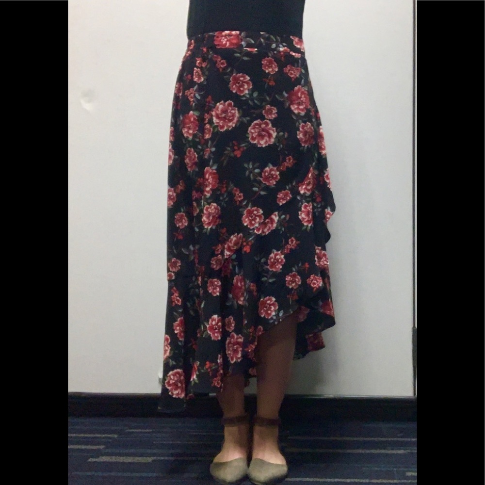 Gorgeous floral skirt!🌺